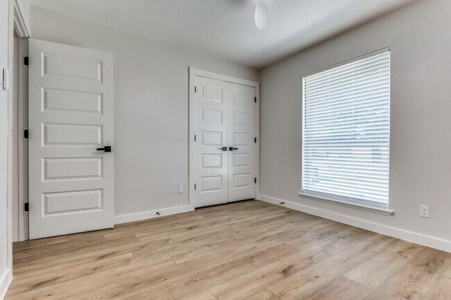 Building Photo - 4825 Cloverdale Ln