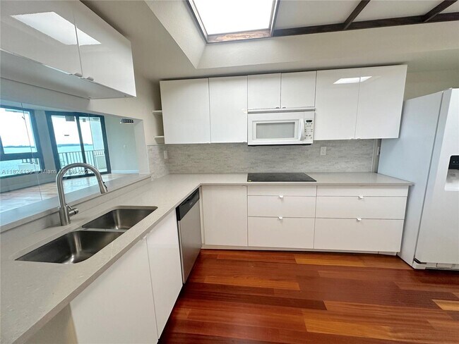 Building Photo - 520 Brickell Key Dr