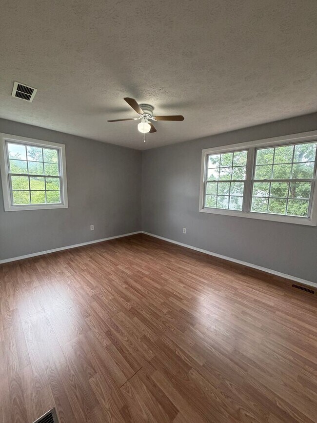 Building Photo - Beautiful 3 bed 2.5 Br Townhome Coming Soon