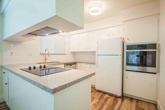 Building Photo - 5085 N Roosevelt Ave