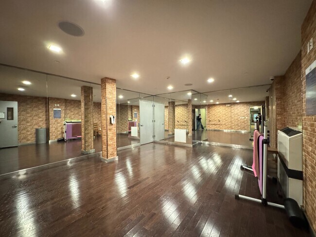 Building Photo - 123 Parkside Ave