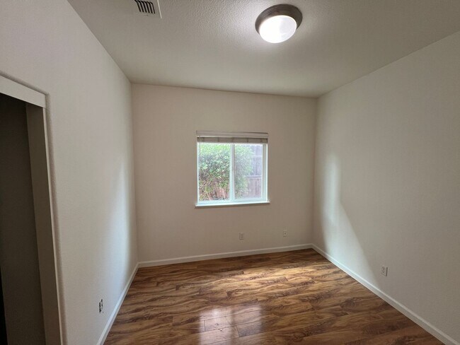 Building Photo - Gorgeous 3 bedroom plus office in Empire Ranch!