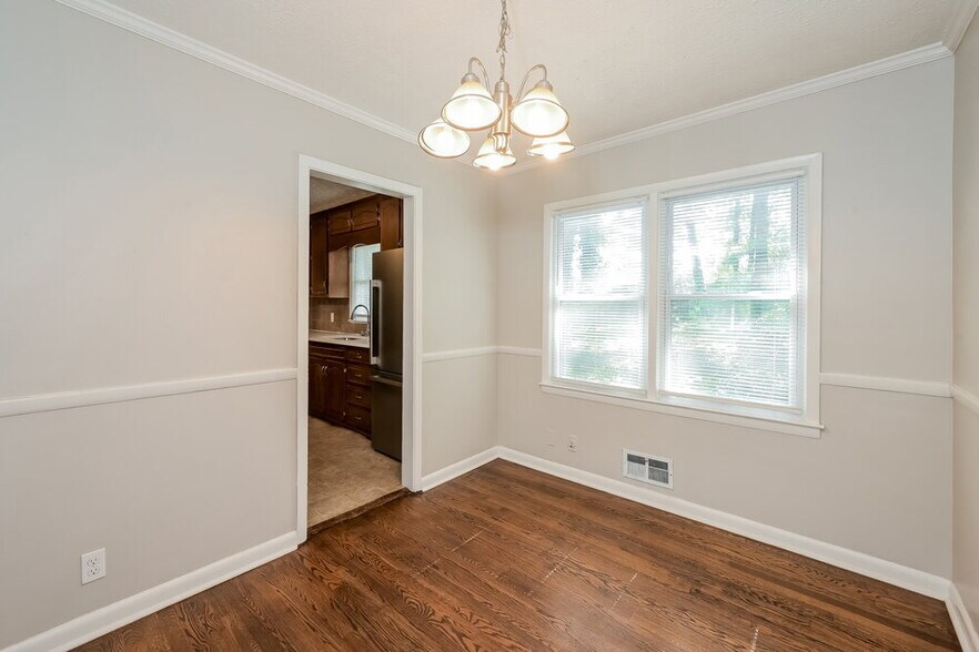 Building Photo - 2407 Oakridge Ct