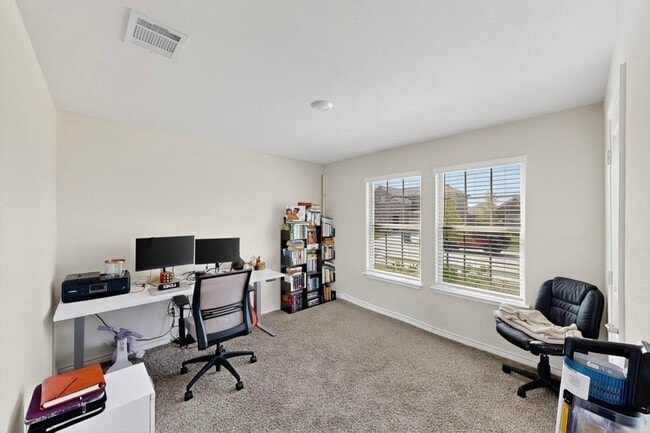 Building Photo - 504 Willow View Way