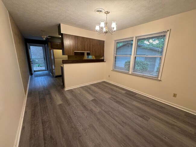Building Photo - Lone Oak House