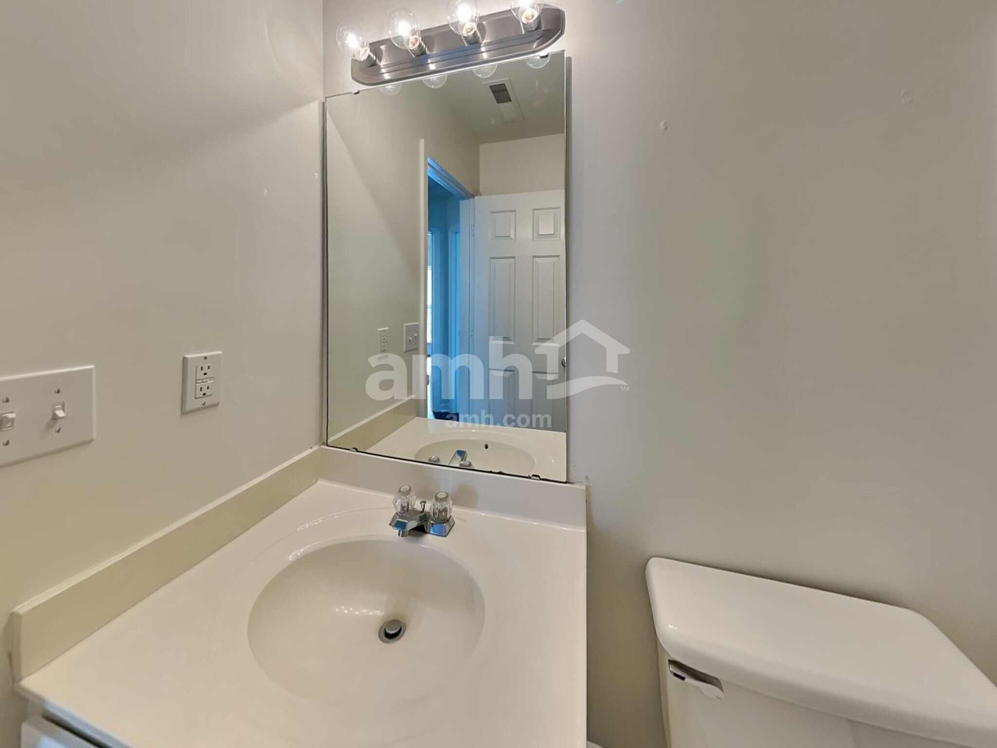 Building Photo - 11 Candor Pl