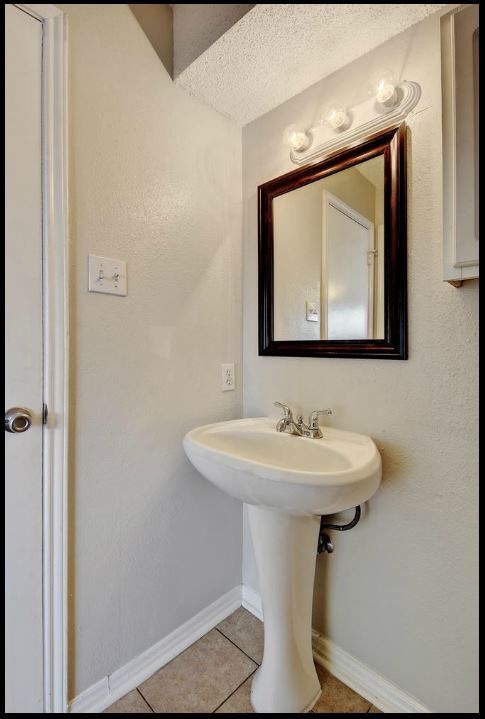 Building Photo - 2003 Kenneth Ave