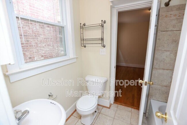 Building Photo - 1400 Bainbridge St