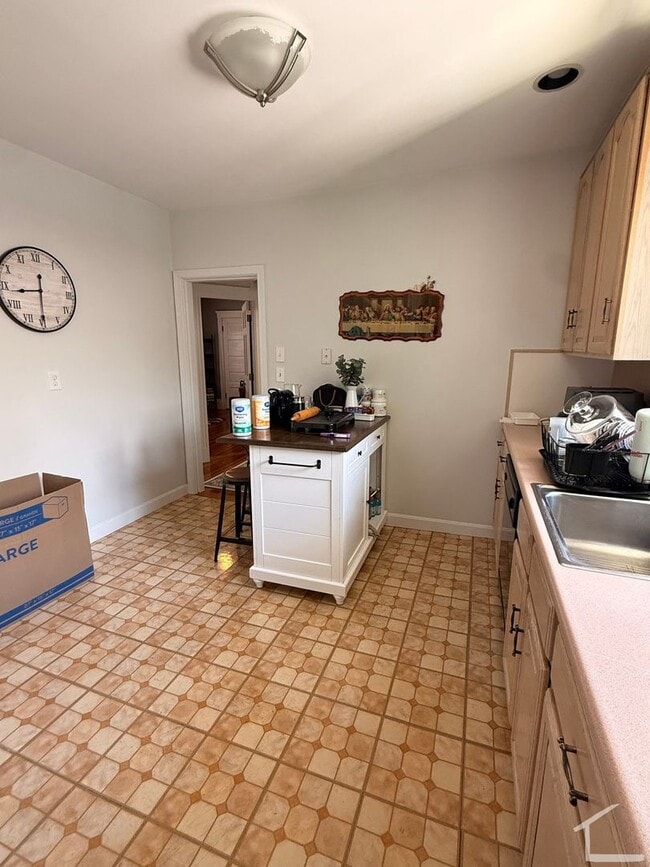 Building Photo - Beautiful Brighton townhouse with in unit laundry and included parking available 9/1/26