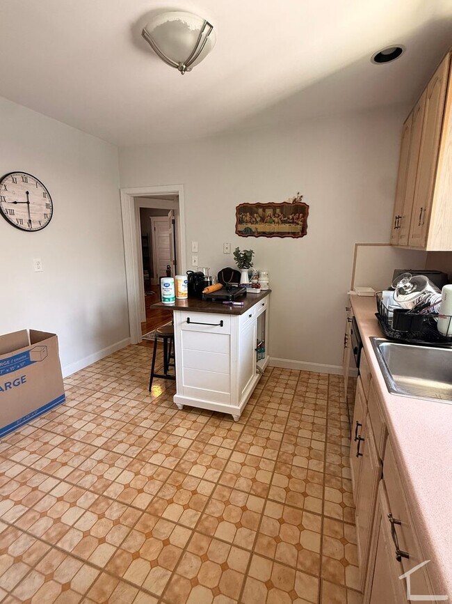 Building Photo - Beautiful, Spacious 2.5 bed in Brighton w/ Parking and Private Laundry!