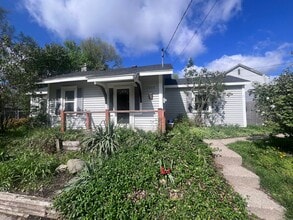 Building Photo - Adorable 2 bedroom with a bonus room!