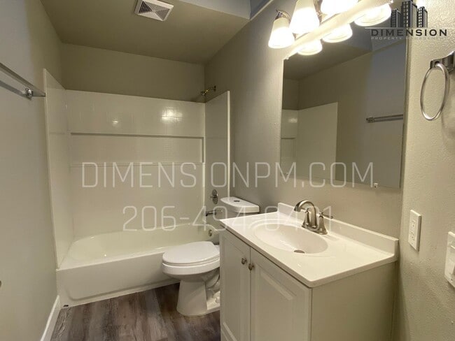 Building Photo - Kent East Hill Rambler