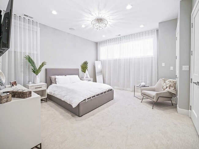 Building Photo - "Spacious 5-Bedroom Gem with 3 Full Baths in the Heart of Chicago – 4,200 Sq Ft of Comfort and St...