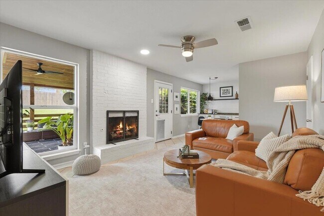Building Photo - 208 Skyloop Dr