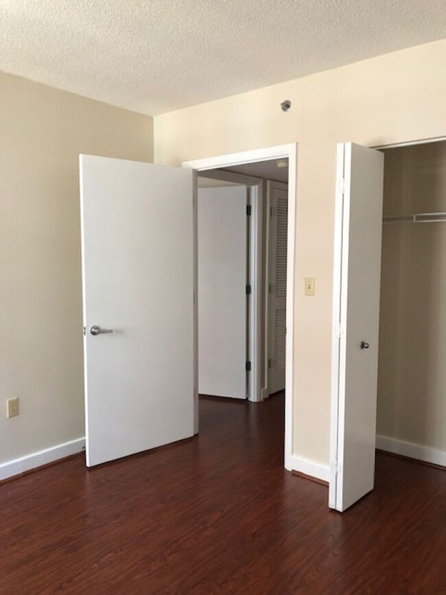 Building Photo - Bright & Spacious 2 Bed 2 Bath High-Rise C...