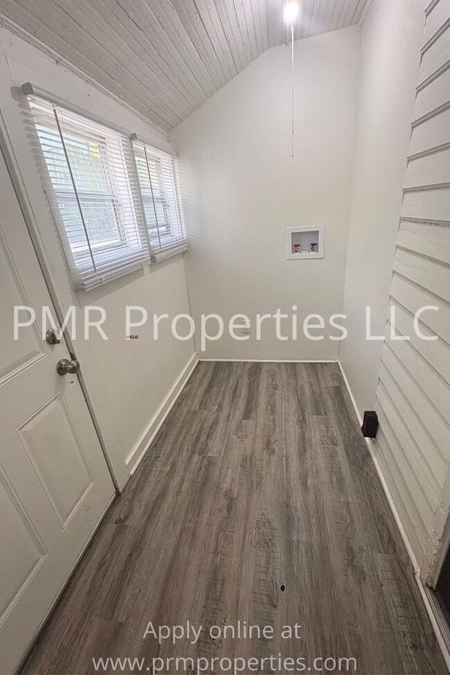 Building Photo - 3 Bedrooms / 1 Bathroom House