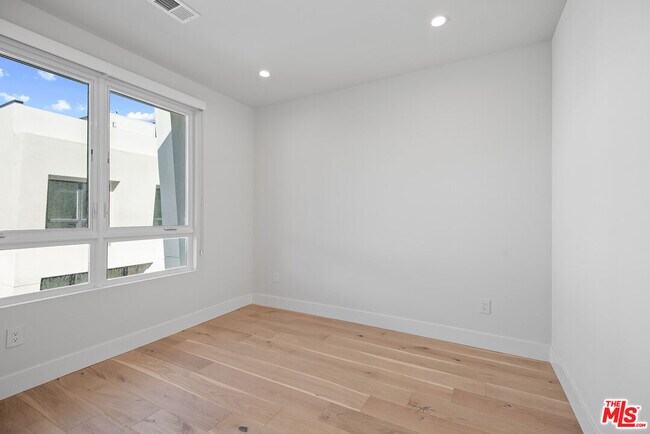 Building Photo - 3232 S Barrington Ave