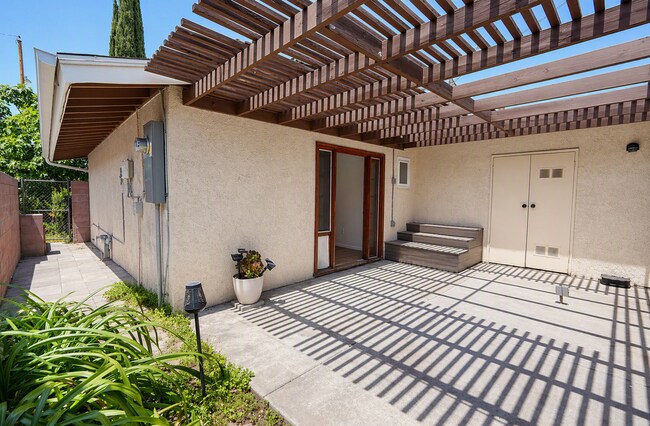 Building Photo - 220 Lilac Ct