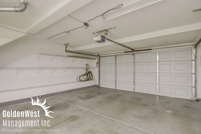 Building Photo - Immaculate 3Bdm 2.5Ba Townhouse with  2-Car Garage