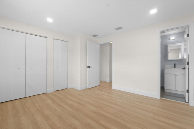Building Photo - 5720 Parke Ave