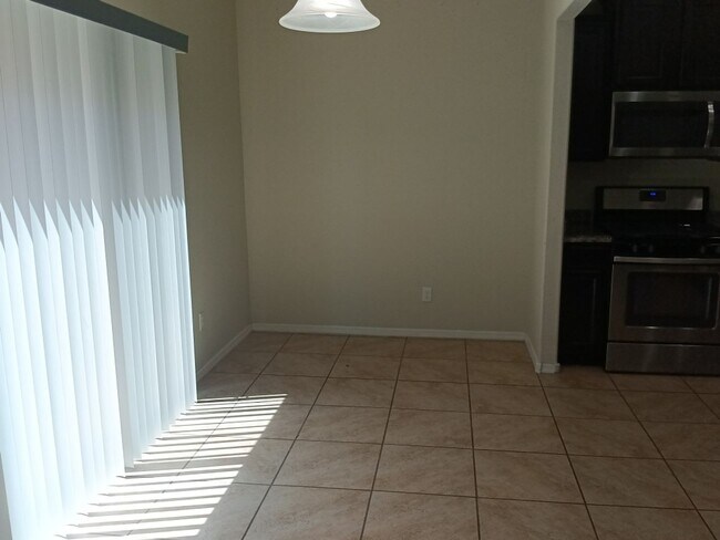 Building Photo - 4 Bedroom, 3 Bathroom! Lovely Home!