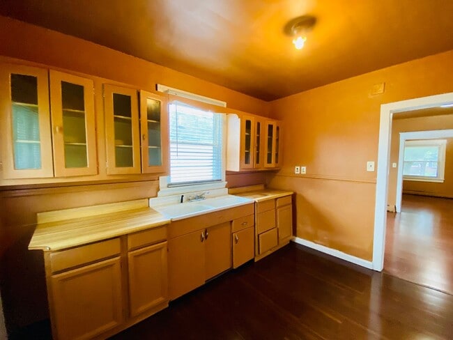Building Photo - Adorable 2bdrm/1bth Bungalow Conveniently ...