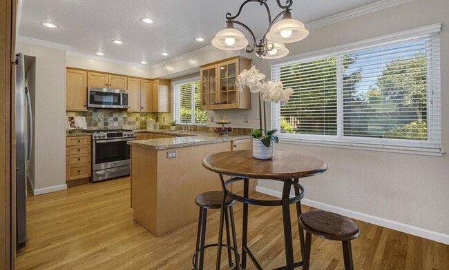 Building Photo - Charming Silvergate Home with Stunning Bac...