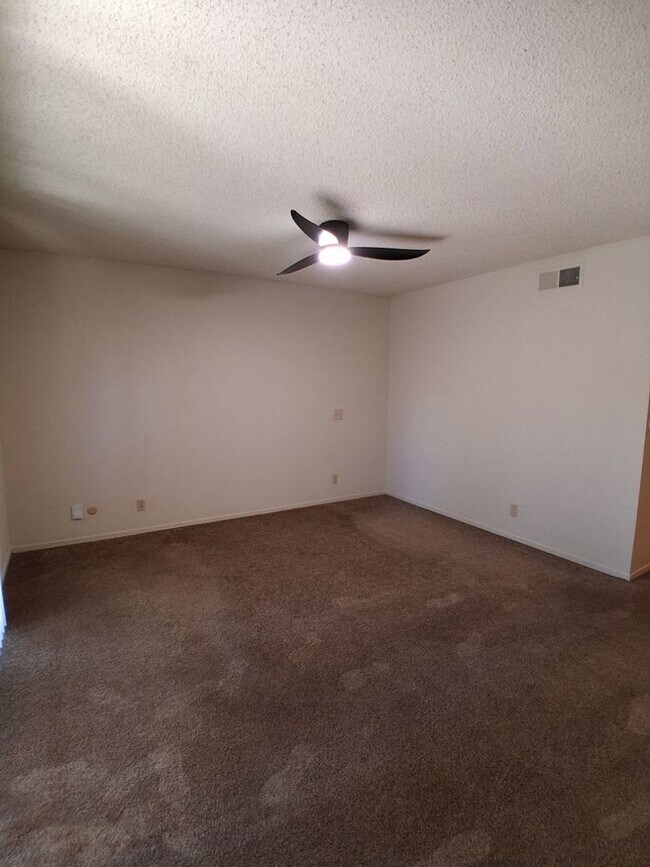 Building Photo - 6061 N Bungalow Ln