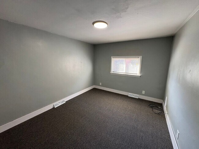 Building Photo - Three bedroom one bathroom apartment for rent