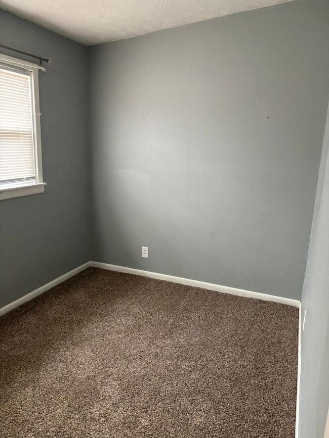 Building Photo - Myers400