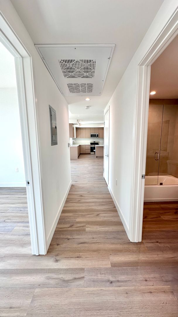 Building Photo - Oversized 2-Bedroom with Open Layout and D...