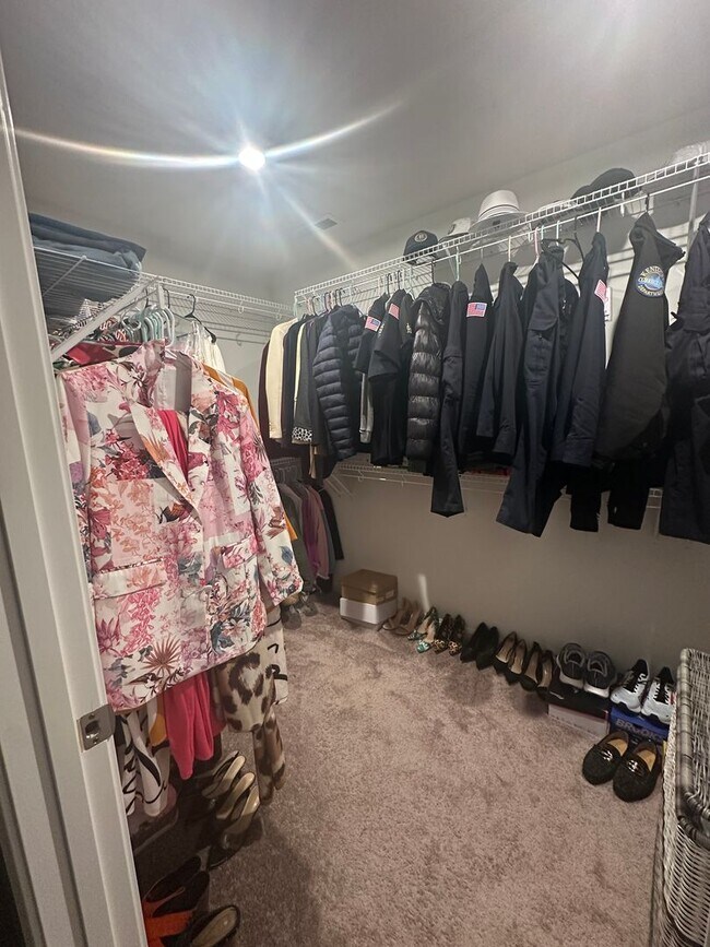 Building Photo - Available NOW - 5 bedroom, 3 full bathroom house - $3,300/month