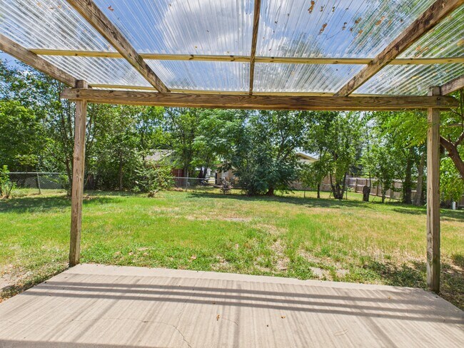 Building Photo - 1402 Village Dr