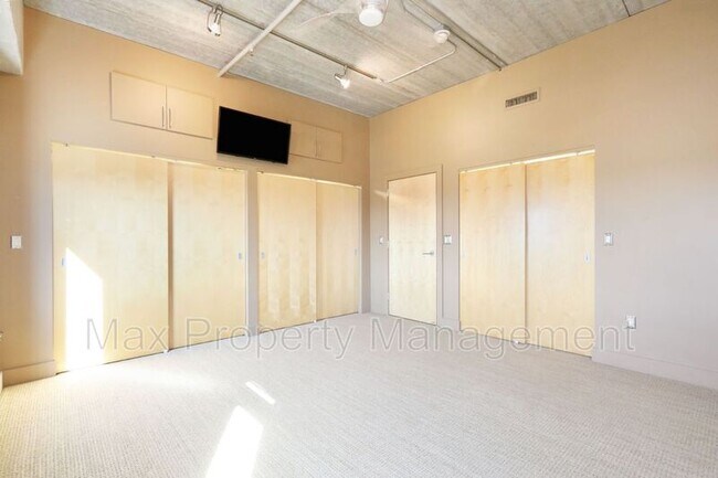 Building Photo - 309 E 5th St