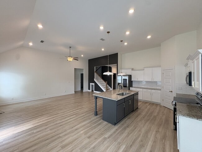 Building Photo - 5823 Bear Trl