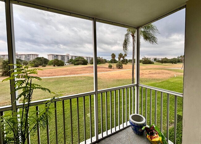 Building Photo - 2900 N Palm Aire Dr