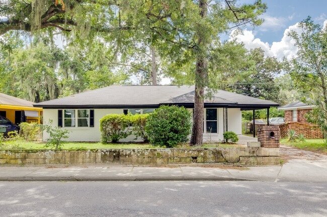 Building Photo - 925 Staley Ave