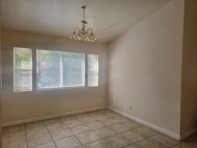Building Photo - 3 bedroom home