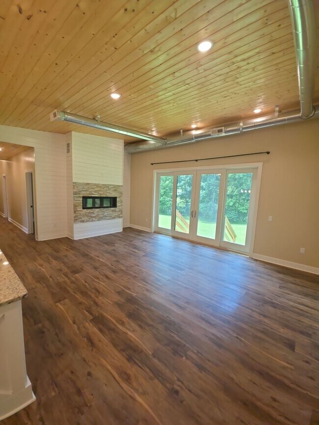 Building Photo - 3 Bedroom House in Sparta