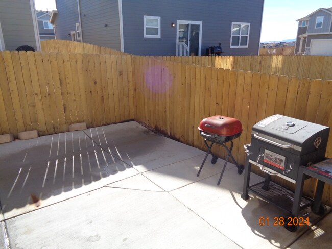 Building Photo - Great neighborhood! with open space and wa...