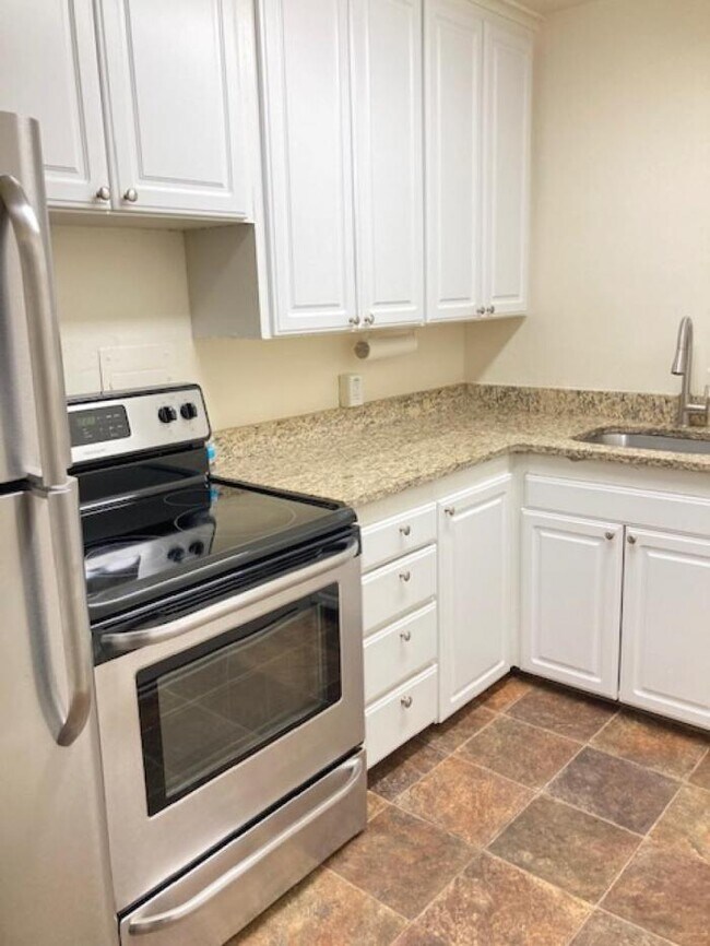 Building Photo - 2 bedroom in Seattle WA 98104