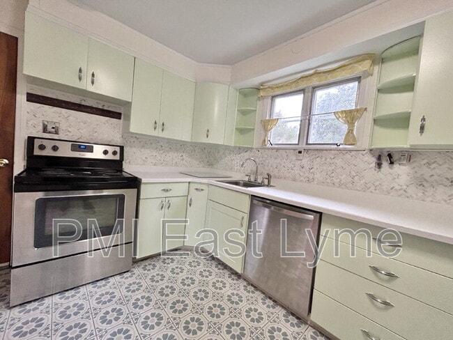 Building Photo - 22 Whitewood St