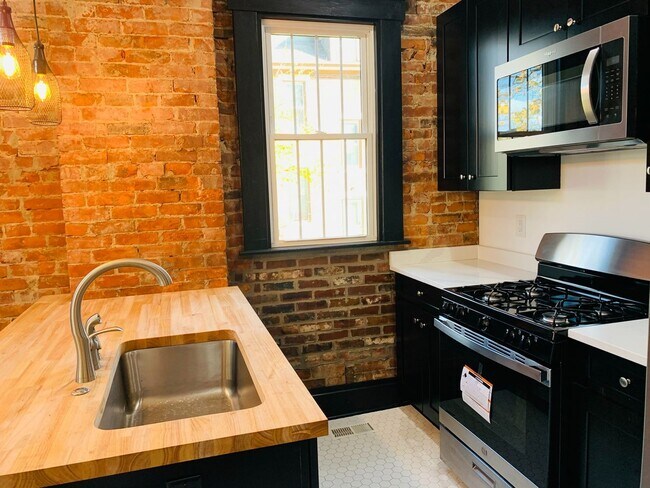 Building Photo - 3 Bedroom 2.5 Bath Just Steps from Franklin Park!!