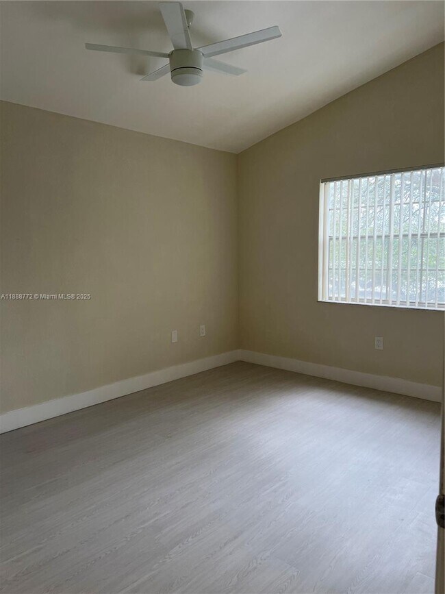 Building Photo - 2811 N Oakland Forest Dr