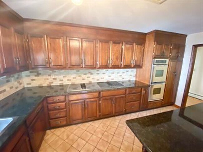 Building Photo - 5 Bedroom Home in Essex Junction!