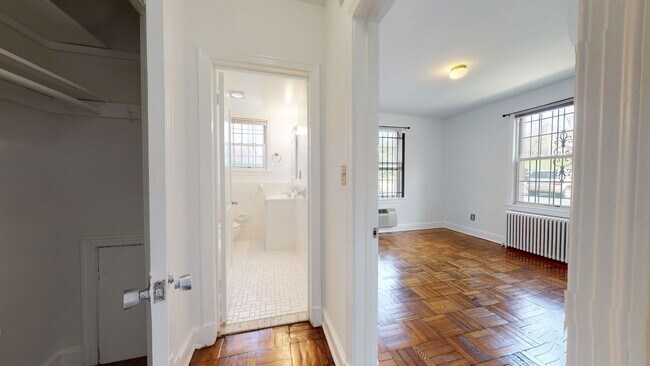 Building Photo - MacArthur Park One Bedroom W/Off Street Pa...