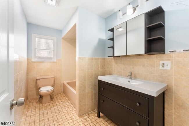 Building Photo - 466 Lidgerwood Ave