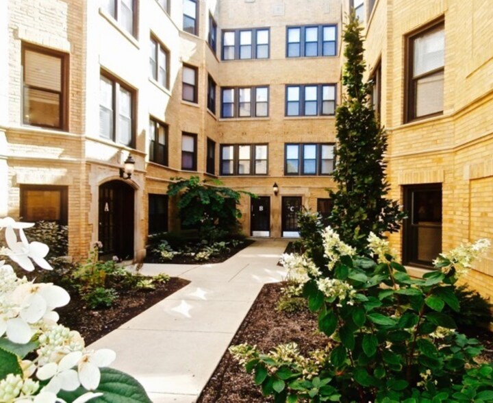 Building Photo - 2807 W Lawrence Ave