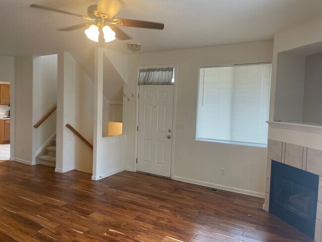 Building Photo - Spacious 3 Bed, 2.5 Bath Townhome in Rigden Farm! Unit E!