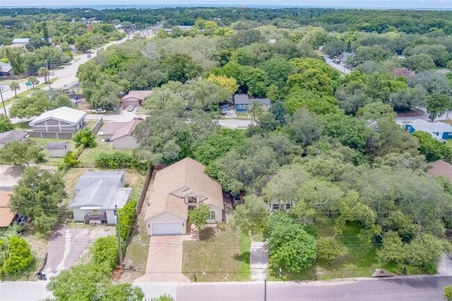 Building Photo - 1950 Lillian Ave